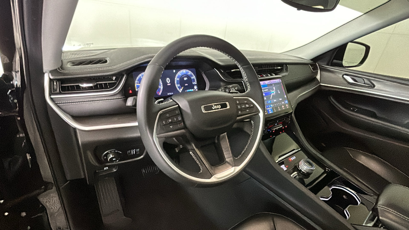 Used 2023 Jeep Grand Cherokee L Limited AWD/4WD image 17