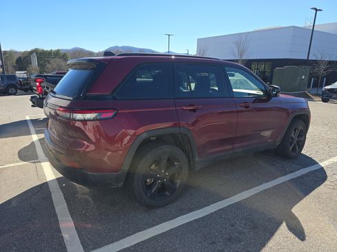Used 2023 Jeep Grand Cherokee Altitude image 2