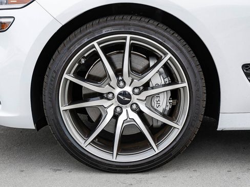 Used 2025 Genesis G70 2.5T image 9