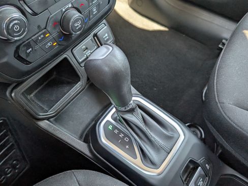Used 2021 Jeep Renegade Latitude FWD image 19