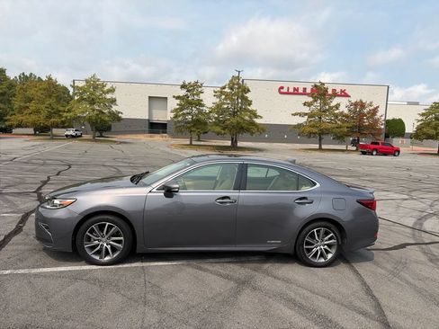 Used 2016 Lexus ES 300h w/ Luxury Package w/Wood Trim FWD image 3