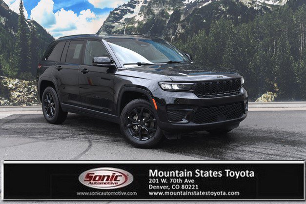 Used 2025 Jeep Grand Cherokee Altitude AWD/4WD image 1