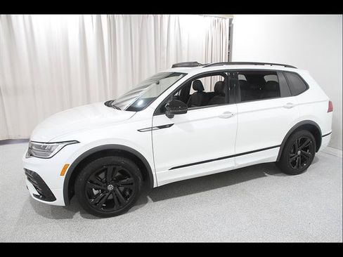 Certified 2023 Volkswagen Tiguan SE R-Line AWD/4WD image 3