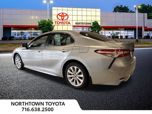 Used 2020 Toyota Camry SE image 3