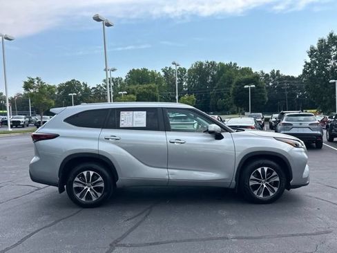 Used 2024 Toyota Highlander XLE AWD/4WD image 5