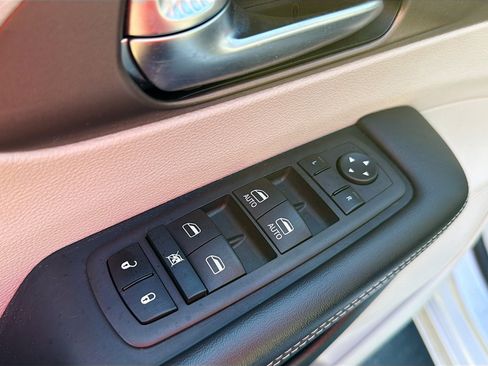 Used 2023 Chrysler Voyager LX FWD image 9