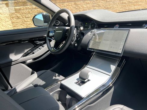 Used 2025 Land Rover Range Rover Evoque S image 11