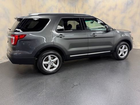 Used 2017 Ford Explorer XLT w/ Equipment Group 202A AWD/4WD image 10