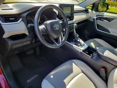 Used 2020 Toyota RAV4 XLE Premium image 20