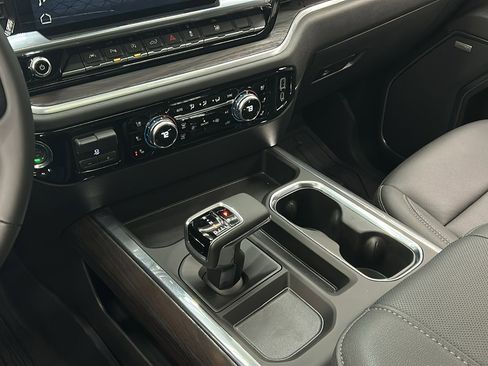 Used 2025 GMC Sierra 1500 SLT w/ SLT Premium Plus Package image 31