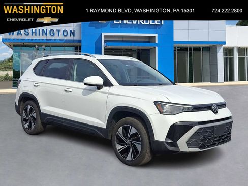 Used 2025 Volkswagen Taos SE AWD/4WD image 1