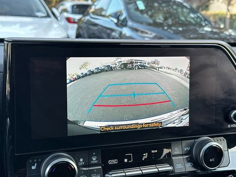 Used 2023 Toyota Highlander XLE image 23