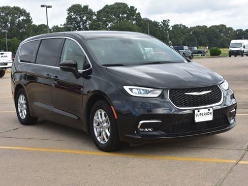 Used 2023 Chrysler Pacifica Touring-L FWD image 3