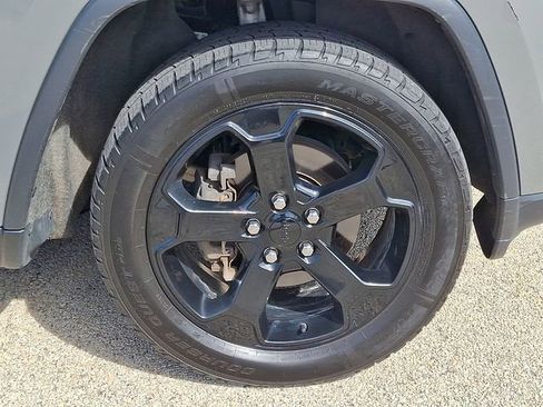Used 2019 Jeep Grand Cherokee Laredo AWD/4WD image 8
