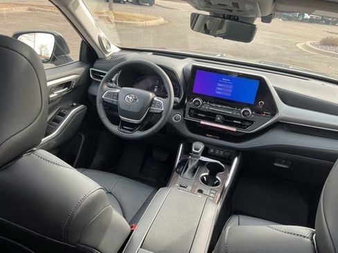 New 2026 Toyota Highlander Platinum image 23