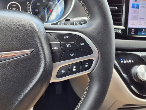 Used 2024 Chrysler Pacifica Touring-L image 16