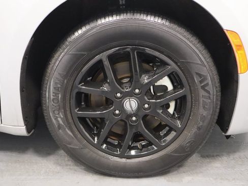 Certified 2024 Chrysler Pacifica Touring-L FWD image 28