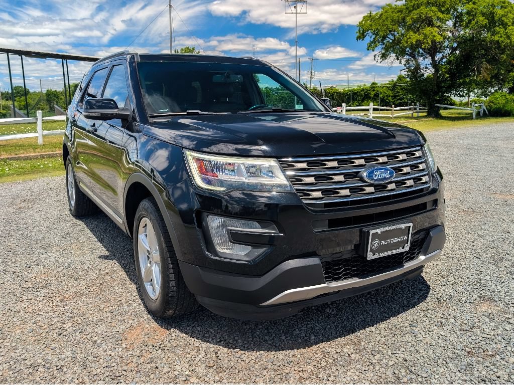 Used 2017 Ford Explorer XLT w/ Equipment Group 202A AWD/4WD image 3
