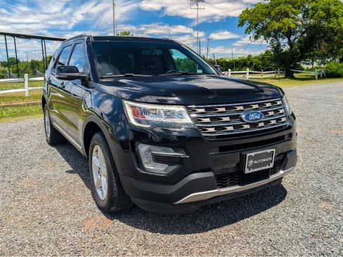 Used 2017 Ford Explorer XLT w/ Equipment Group 202A AWD/4WD image 3
