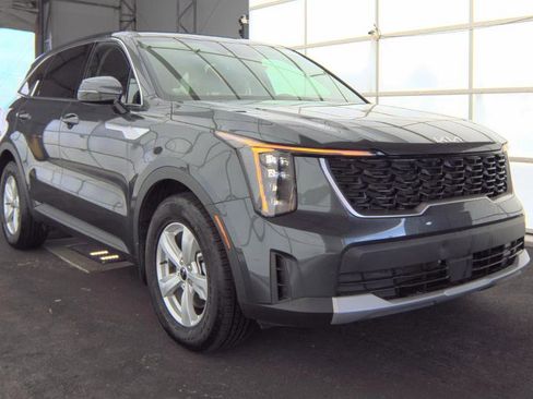 Used 2024 Kia Sorento LX image 2