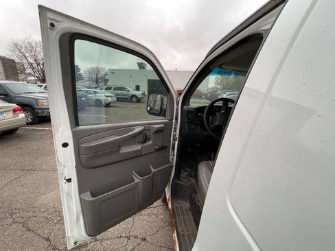 Used 2004 Chevrolet Express 2500 image 22