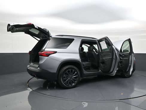 Used 2023 Chevrolet Traverse RS FWD image 25