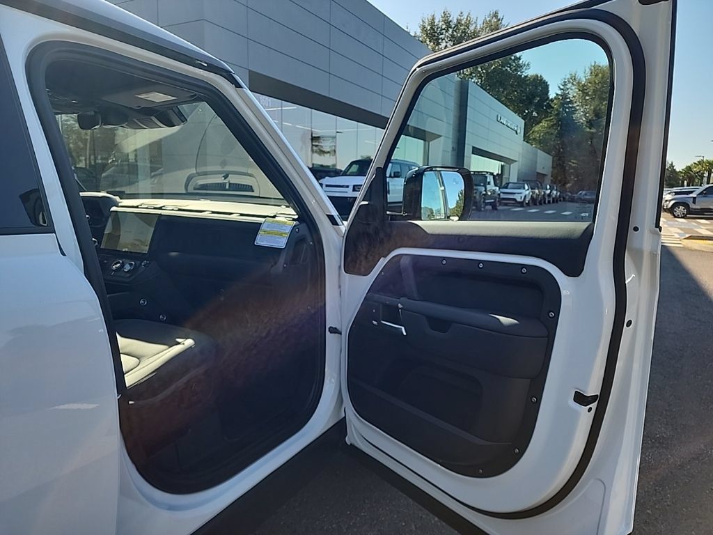 New 2026 Land Rover Defender 110 X-Dynamic SE AWD/4WD image 19