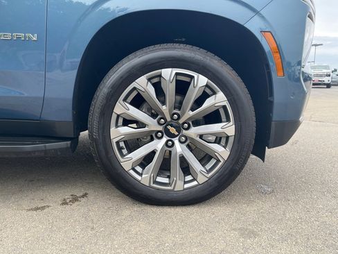 Used 2025 Chevrolet Suburban High Country AWD/4WD image 16