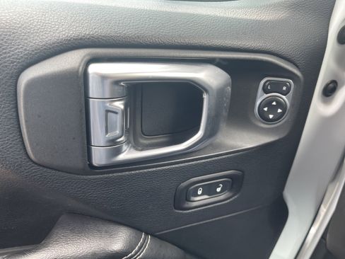 Used 2018 Jeep Wrangler Unlimited Sahara AWD/4WD image 21