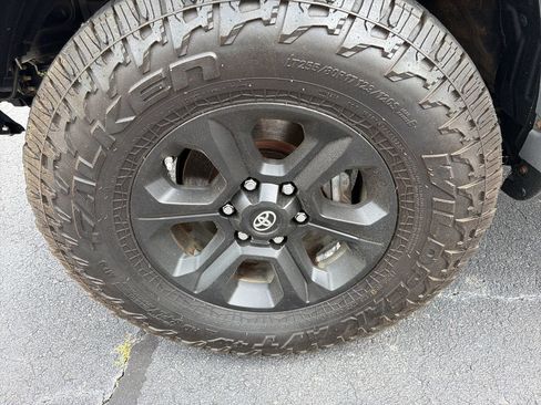 Used 2020 Toyota 4Runner SR5 AWD/4WD image 11