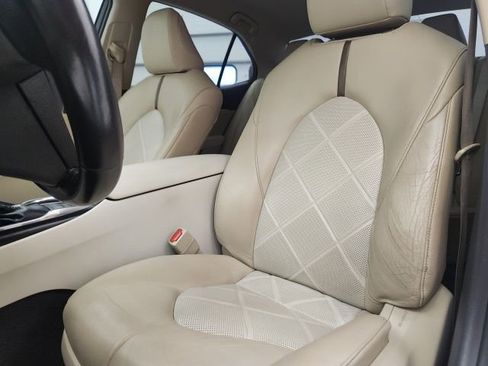 Used 2018 Toyota Camry XLE image 13