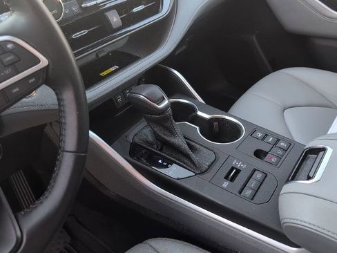 Used 2023 Toyota Highlander XLE image 22