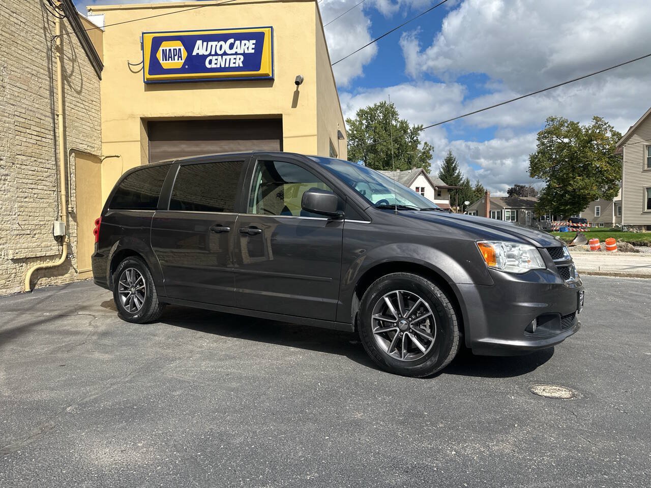 Used 2017 Dodge Grand Caravan SXT FWD image 5