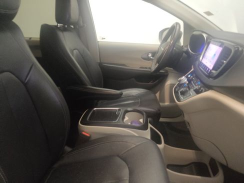 Used 2022 Chrysler Pacifica Touring-L FWD image 21