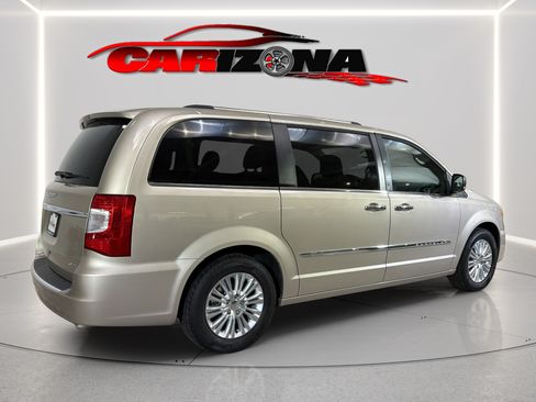 Used 2015 Chrysler Town & Country Limited Platinum FWD image 4