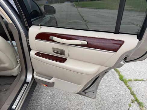 Used 2003 Lincoln Town Car Signature RWD image 20