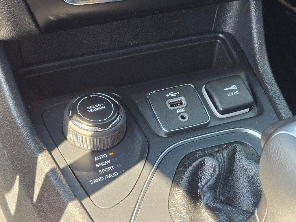 Used 2020 Jeep Cherokee Latitude AWD/4WD image 26
