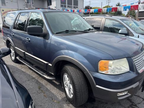 Used 2004 Ford Expedition XLT image 2