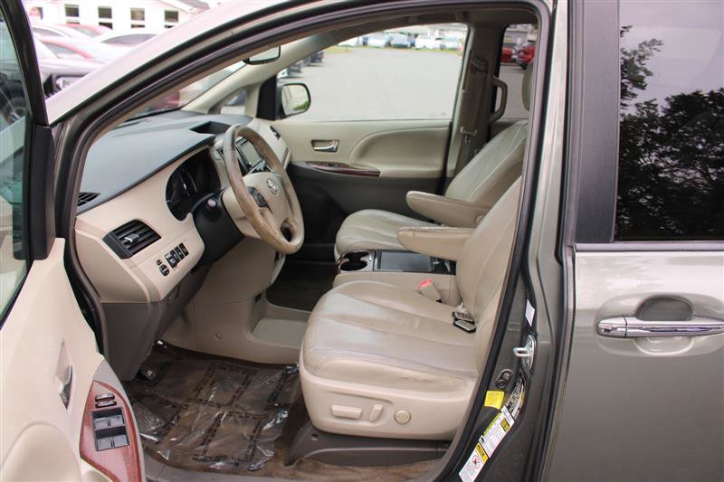 Used 2013 Toyota Sienna XLE FWD image 8