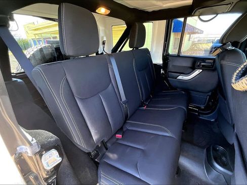 Used 2018 Jeep Wrangler Unlimited Rubicon w/ Connectivity Group image 20