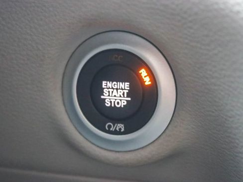 Used 2024 Chrysler Pacifica Select image 29