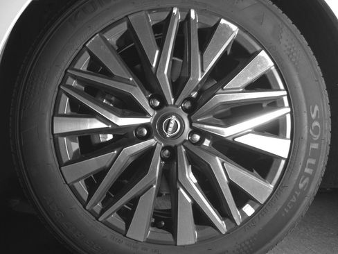 Used 2025 Nissan Altima 2.5 SV image 12