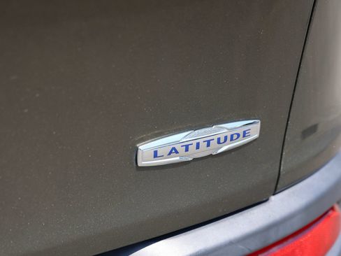 Used 2015 Jeep Cherokee Latitude w/ Cold Weather Group AWD/4WD image 12