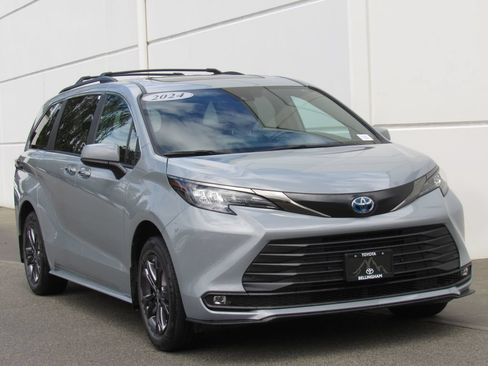 Certified 2024 Toyota Sienna XLE Woodland Edition AWD/4WD image 2