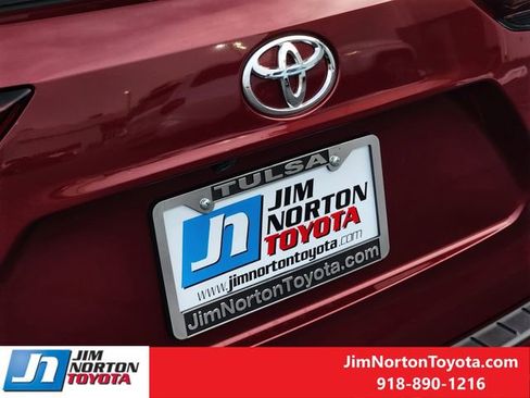 Used 2025 Toyota Highlander XLE FWD image 12