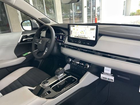 New 2025 Mitsubishi Outlander SE image 22