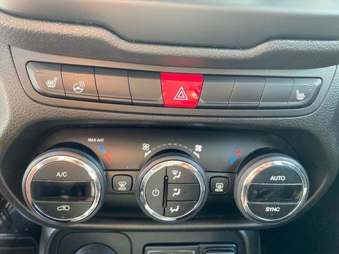 Used 2017 Jeep Renegade Latitude w/ Popular Equipment Group AWD/4WD image 14