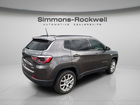 Used 2023 Jeep Compass Latitude AWD/4WD image 5