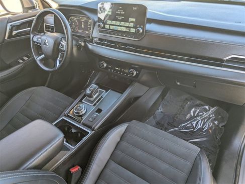 Used 2024 Mitsubishi Outlander AWD image 10