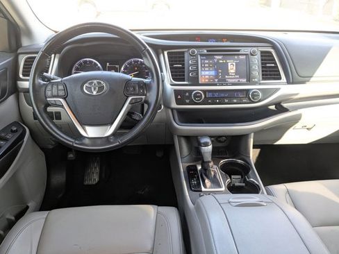 Used 2019 Toyota Highlander XLE image 18